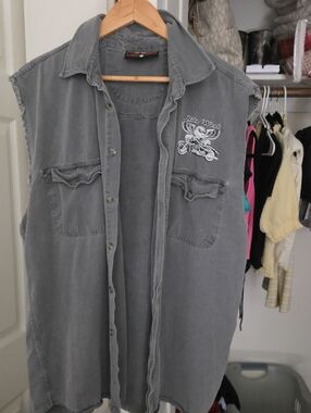 Men's Gray Sleeveless Button-Down Shirt with Motorcycle Patch